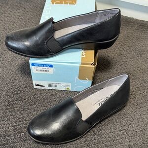 Life Stride Black Slip-On Flats sz 9 BNIB